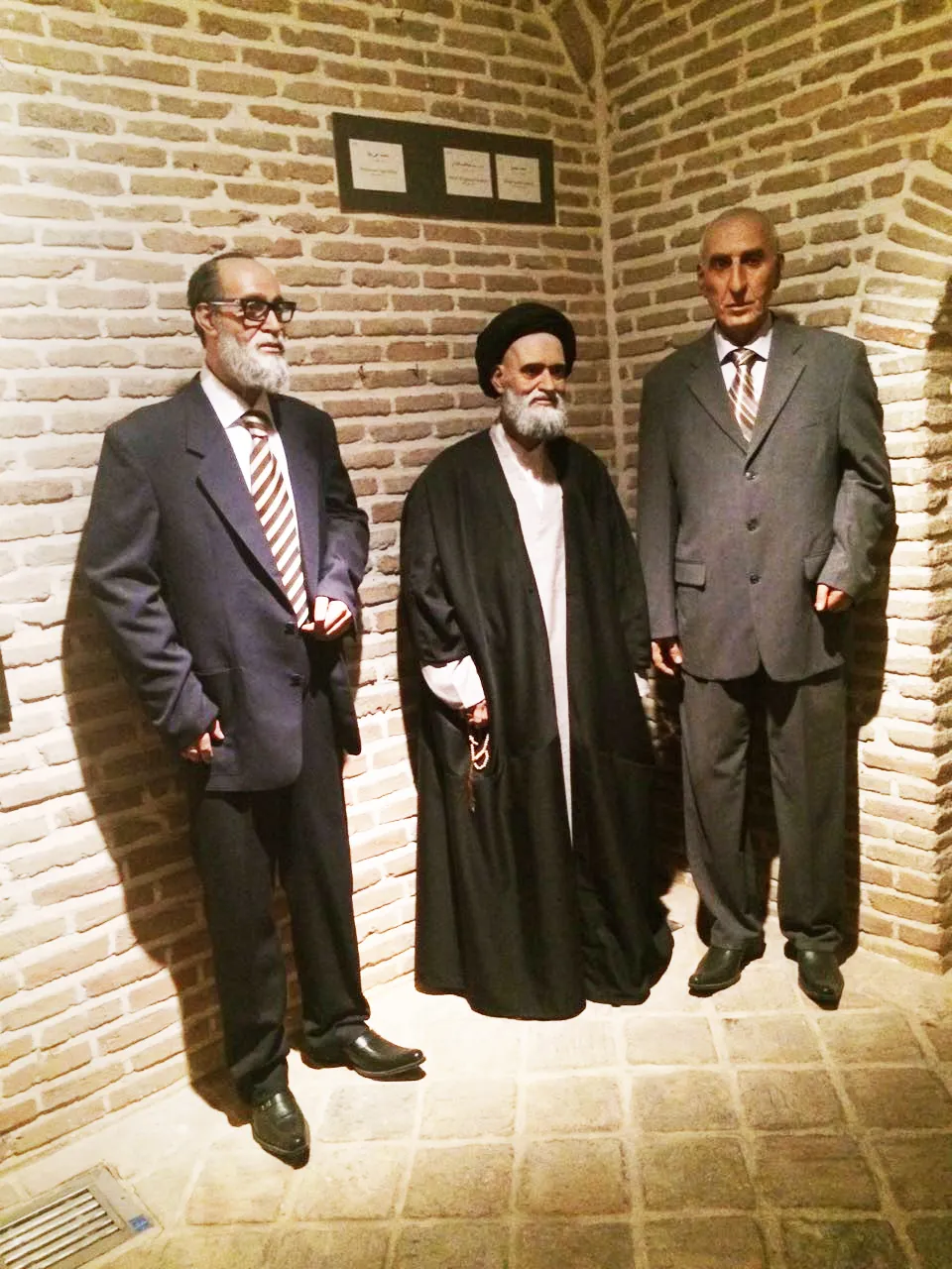 دیدار هنرمندان از موزه فرش‌های دستباف