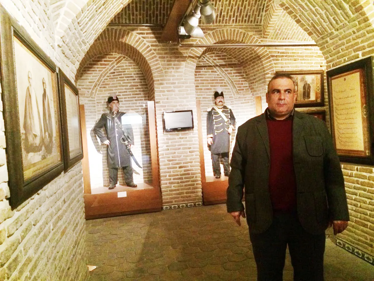 دیدار هنرمندان از موزه فرش‌های دستباف