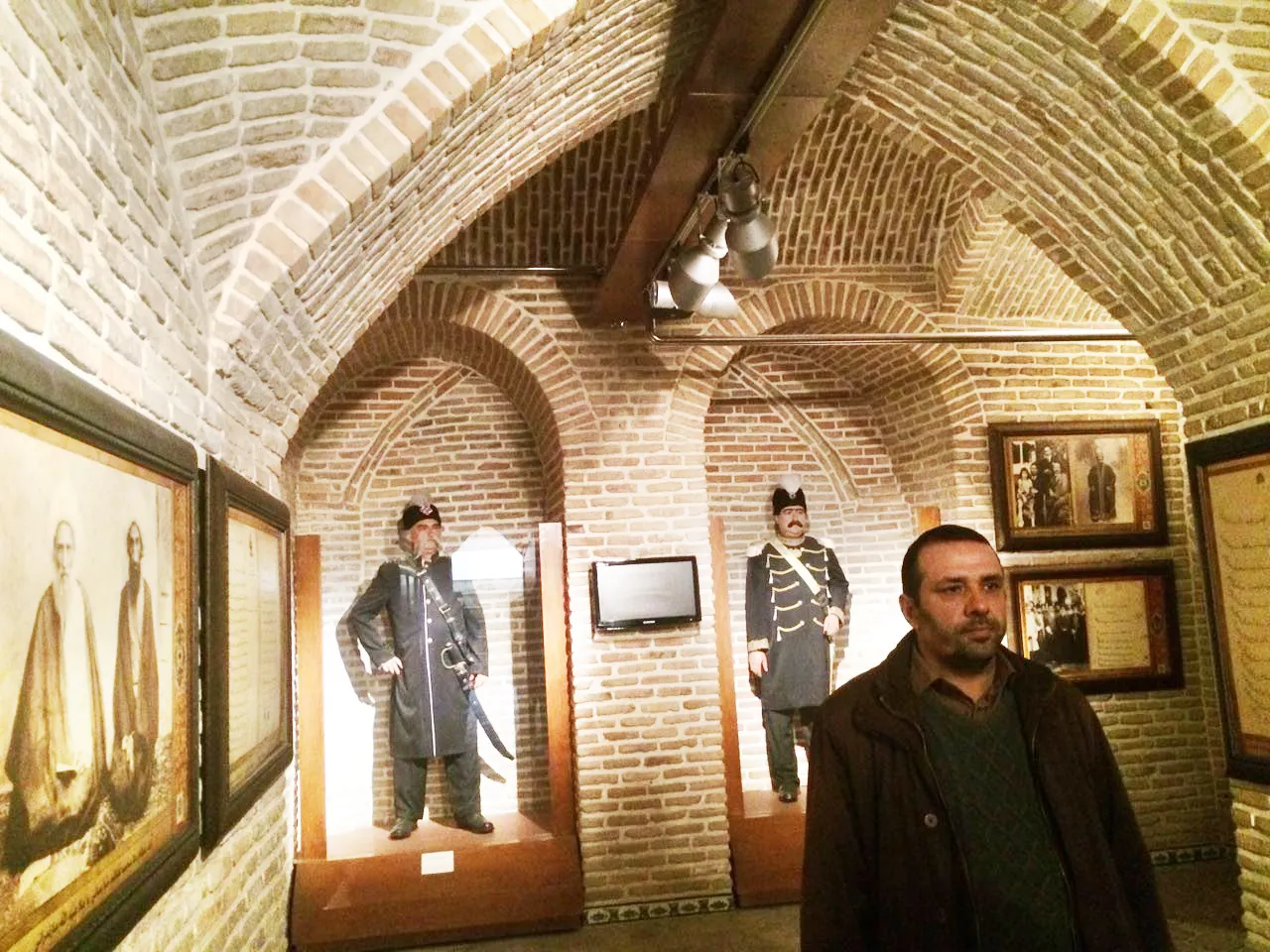 دیدار هنرمندان از موزه فرش‌های دستباف