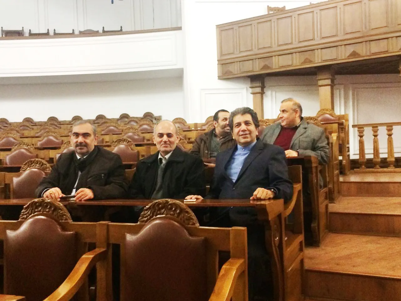 دیدار هنرمندان از موزه فرش‌های دستباف