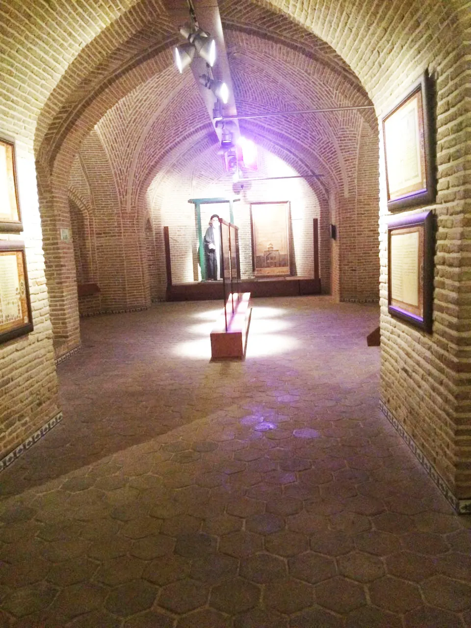 دیدار هنرمندان از موزه فرش‌های دستباف