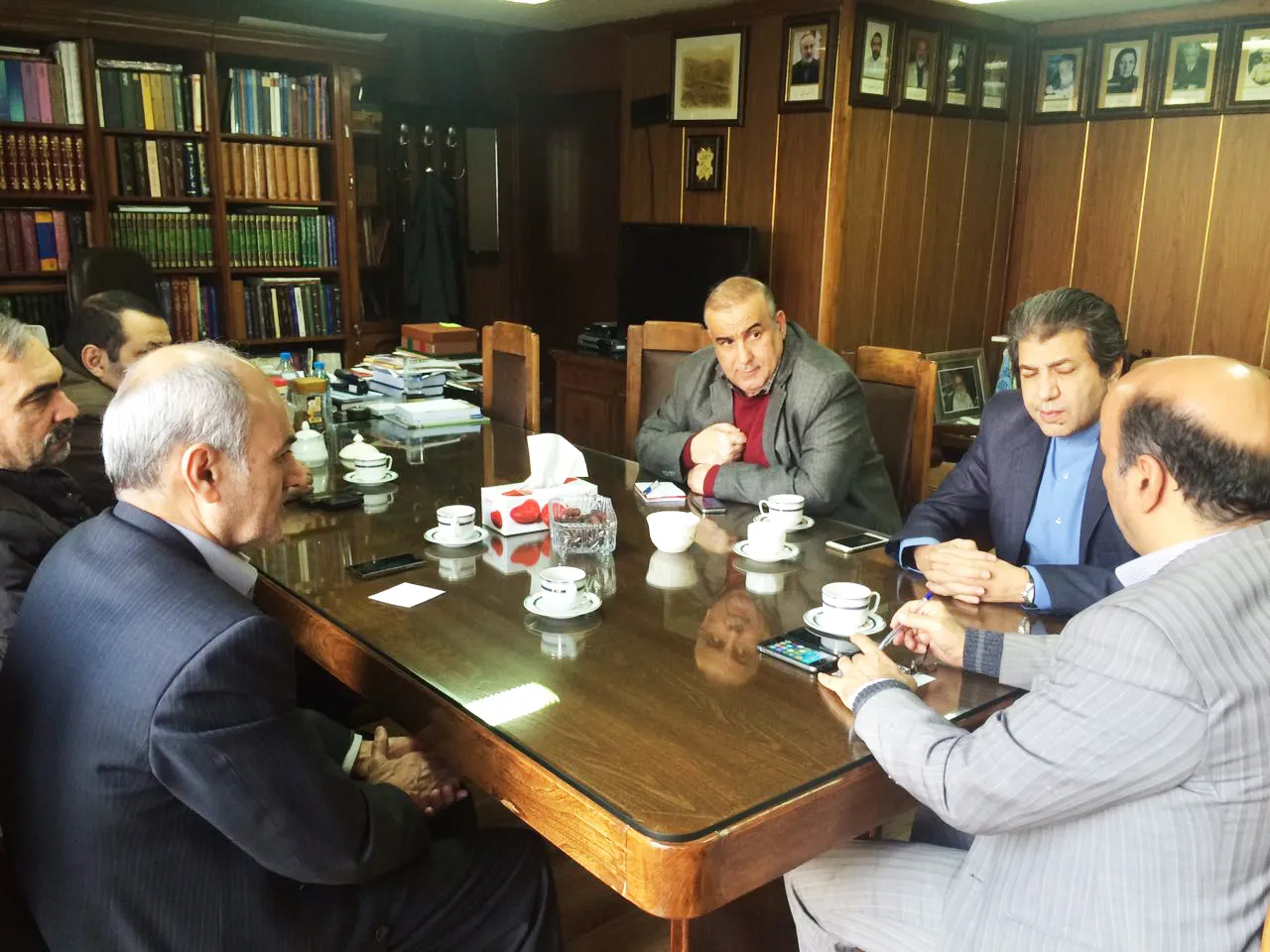 دیدار هنرمندان از موزه فرش‌های دستباف