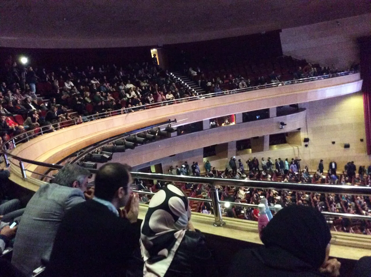 حضور در اختتامیه سی و چهارمین جشنواره فیلم فجر