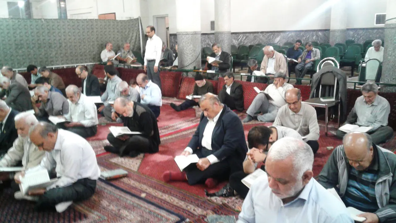 در جمع نمازگزاران مسجد خاتم‌الانبیاء تهرانپارس