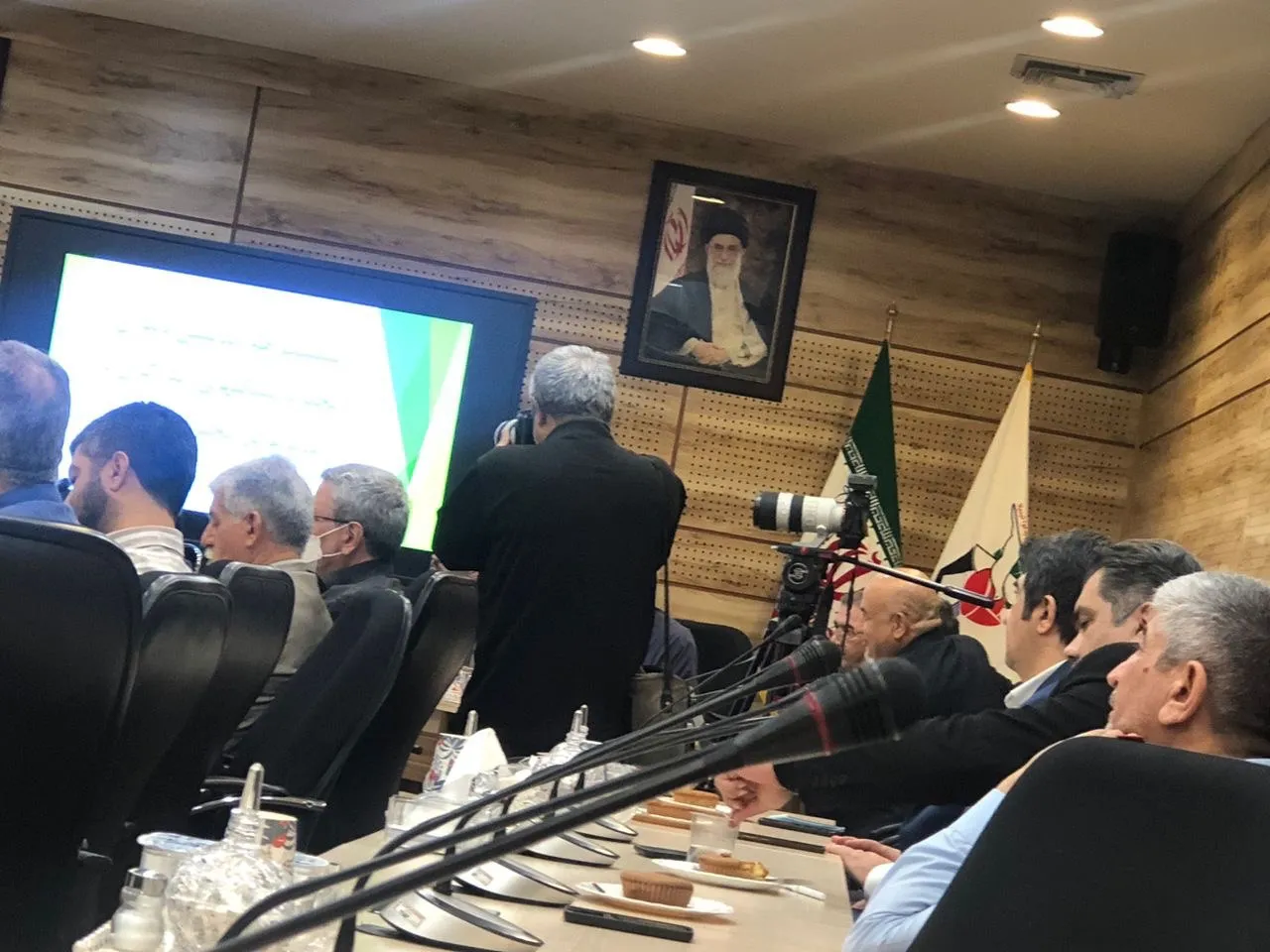 نشست هماندیشی دبیران تشکلهای ایثارگری و مدیرعامل بیمه دی