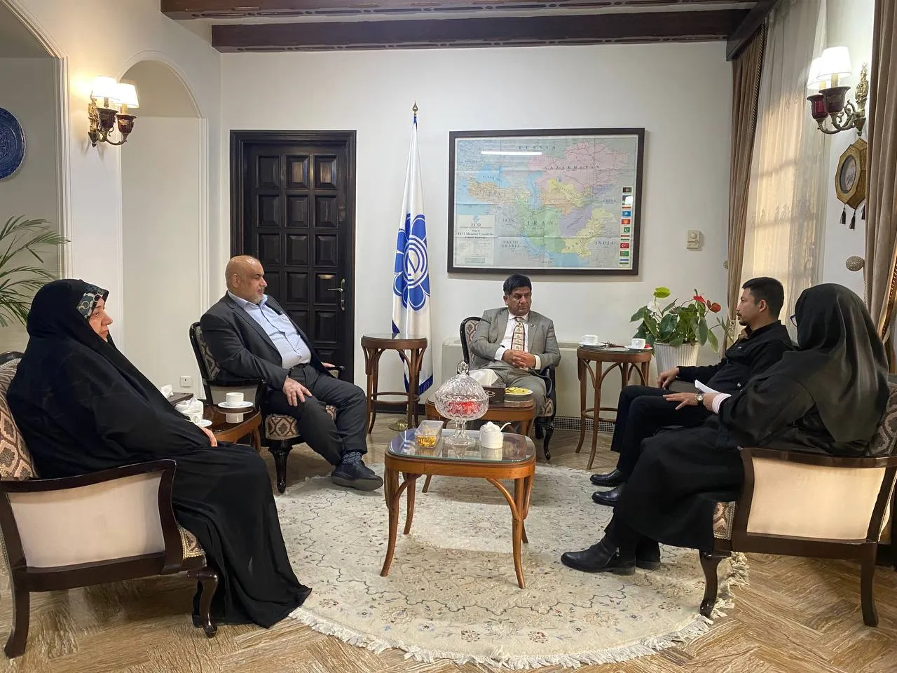 نشست با دکتر سعدخان، رئیس مؤسسه فرهنگی اکو