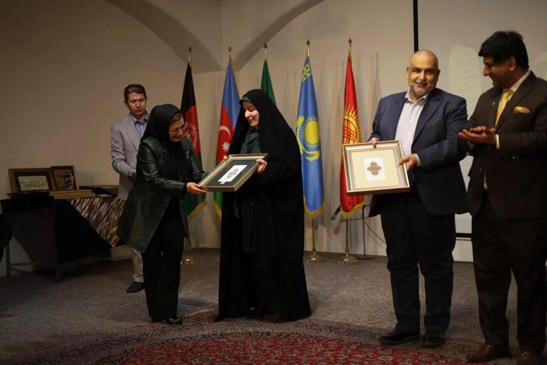 برگزاری نمایشگاه نقاشی و خط «دختران شهمامه» در مؤسسه اکو