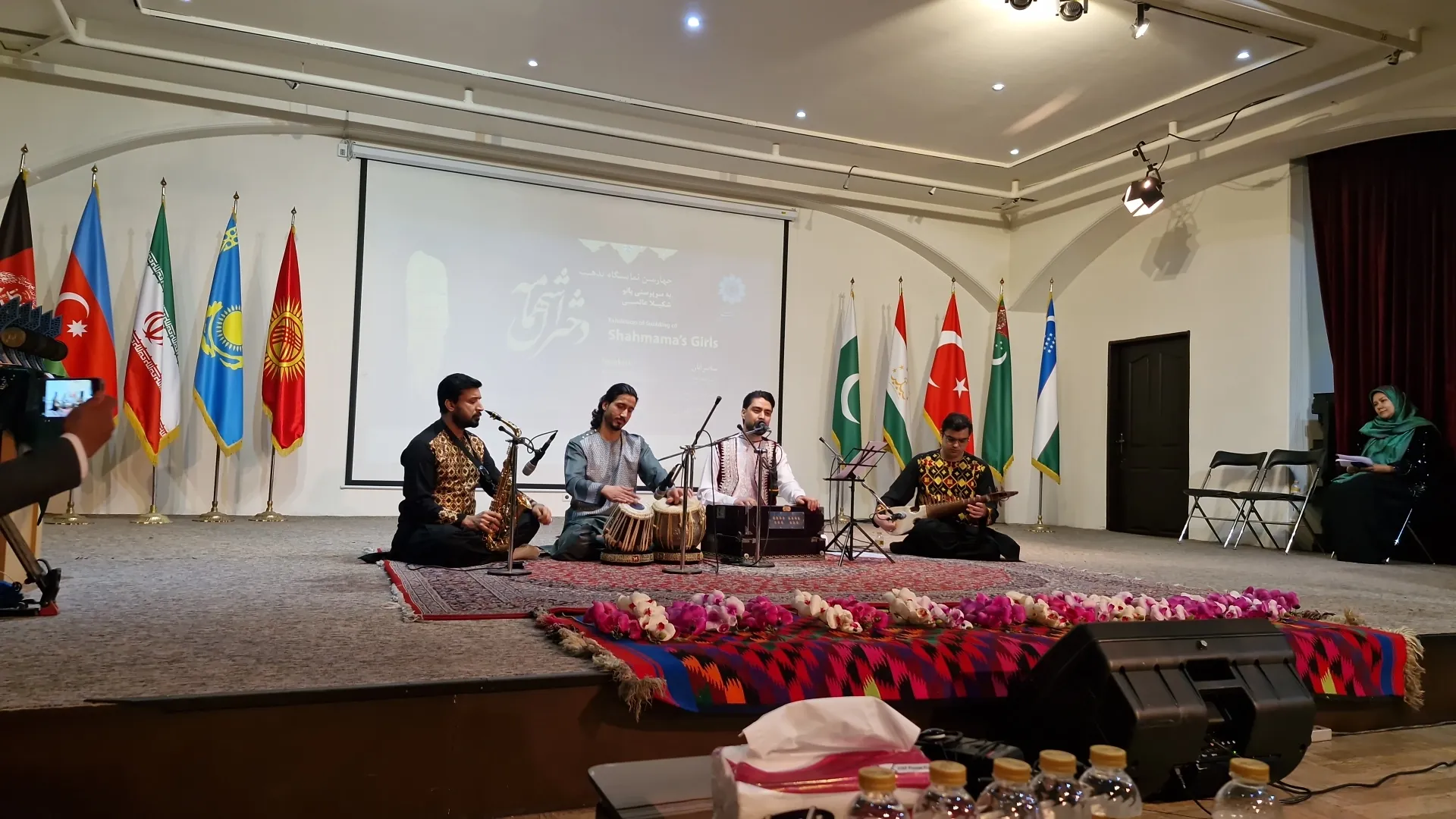 برگزاری نمایشگاه نقاشی و خط «دختران شهمامه» در مؤسسه اکو